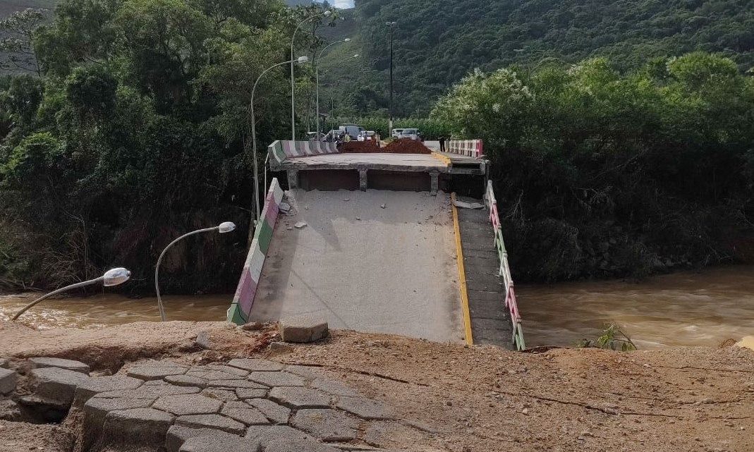 Ponte desaba em São João Batista e fecha principal acesso à comunidade