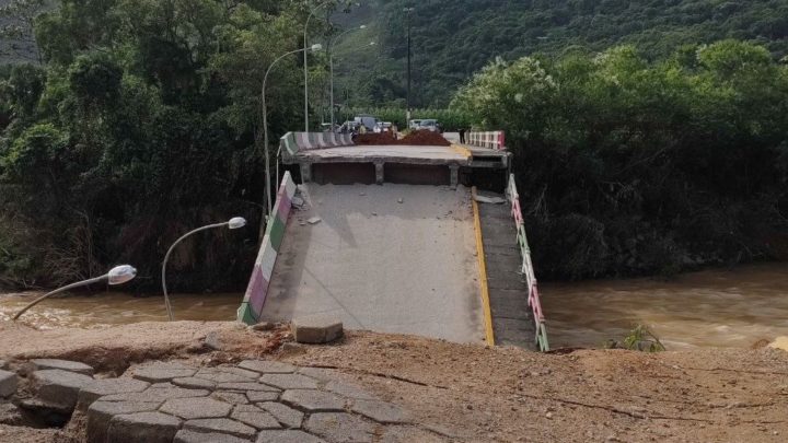 Ponte desaba em São João Batista e fecha principal acesso à comunidade