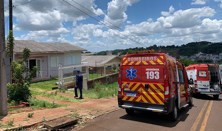 Homem que limpava telhado morre após levar choque em lava jato