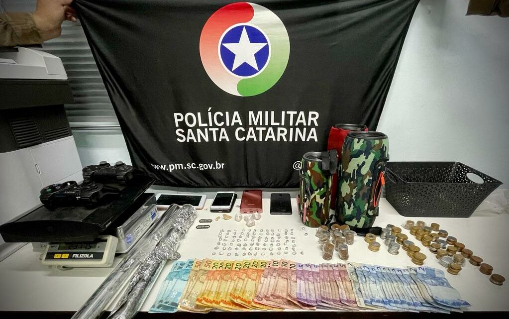 85 pedras de crack foram encontradas em chão falso de uma casa no Oeste