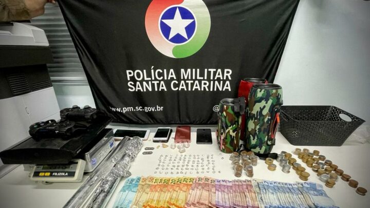 85 pedras de crack foram encontradas em chão falso de uma casa no Oeste