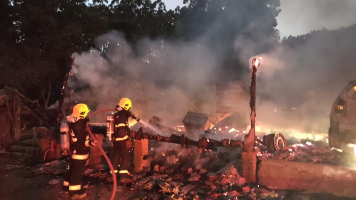 Incêndio destrói residência e carros em Aurora