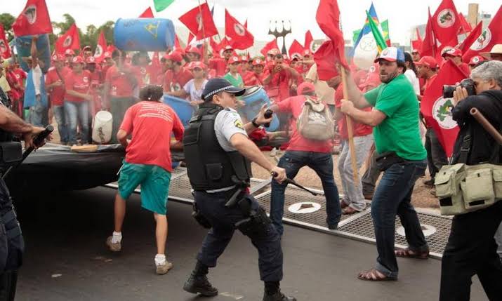 Em 2006, esquerda invadiu e destruiu o Congresso