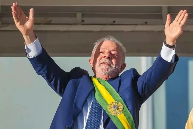 Bolsa fecha em forte queda após primeiras medidas de Lula; Petrobras tomba 6%