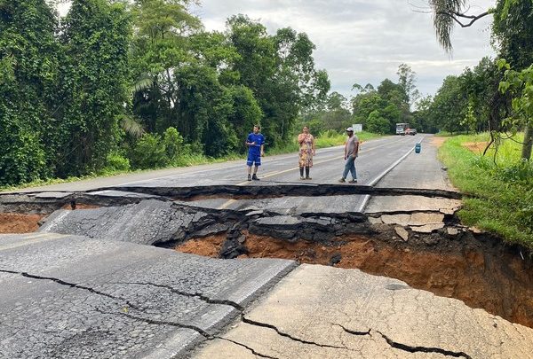 Chuva deixa mortos, desaparecidos e abre cratera na BR-470 em SC