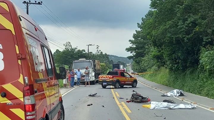 Casal de haitianos morre em gravíssimo acidente na SC-108, em Urussanga