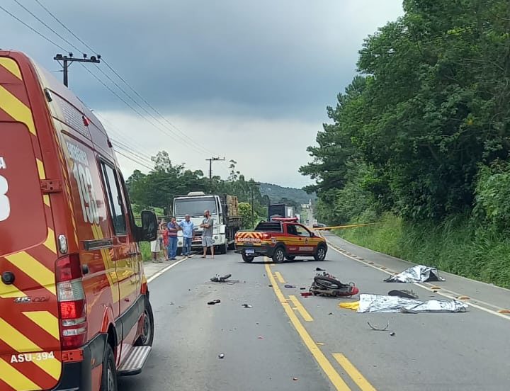 Casal de haitianos morre em gravíssimo acidente na SC-108, em Urussanga