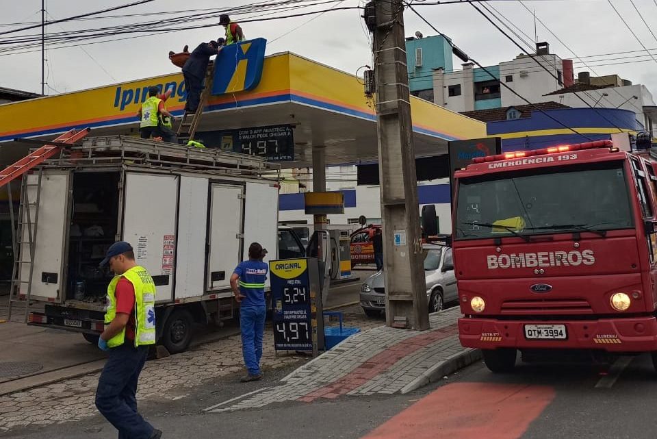 Homem morre ao levar choque em cima de posto de combustíveis em SC