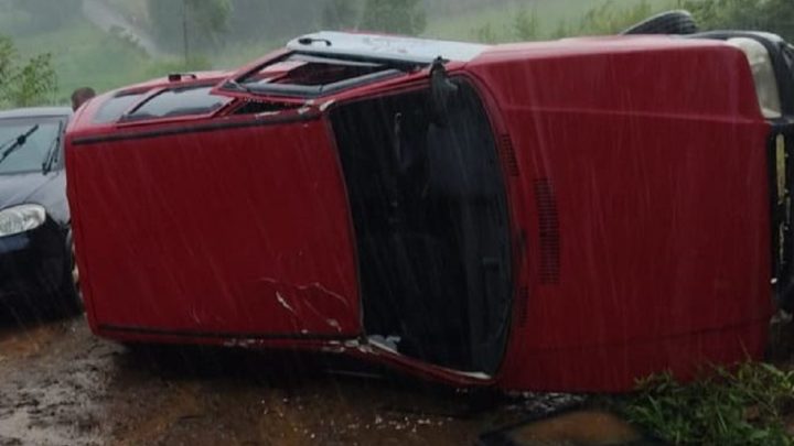 Homens são ejetados de carro após capotarem no Oeste de SC