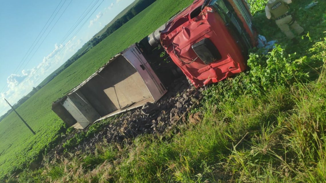 Motorista e passageira ficam feridos após caminhão sair da pista e tombar na SC 305 em Campo Erê