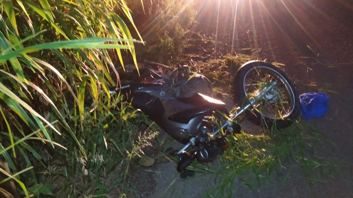 Motociclista morre após sair da pista e colidir contra placa na SC 305 em SLO