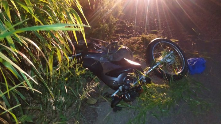 Motociclista morre após sair da pista e colidir contra placa na SC 305 em SLO