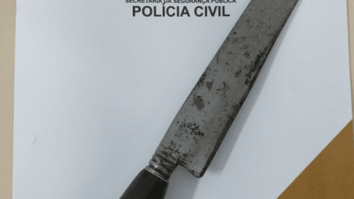 Suspeito de matar esposa a facadas foge com a filha e bate carro em fuga em SC