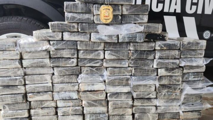 Motorista que transportava 114 tabletes de cocaína tenta fugir e é baleado na perna