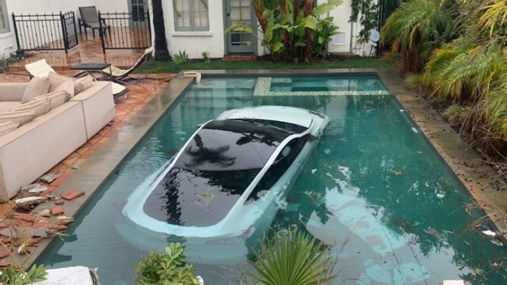 Tesla de quase R$ 1 milhão cai em piscina e fica submerso