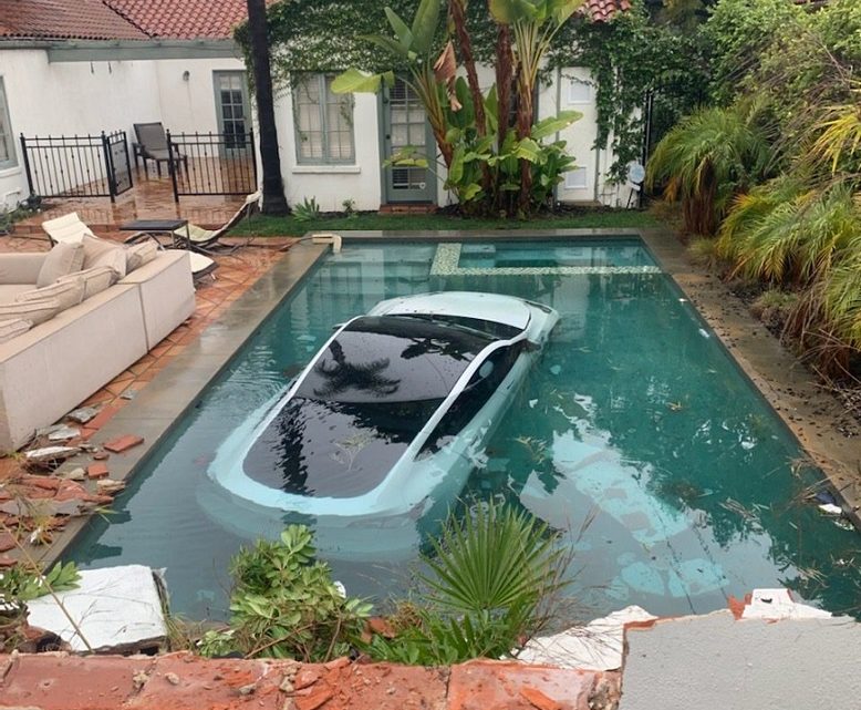 Tesla de quase R$ 1 milhão cai em piscina e fica submerso