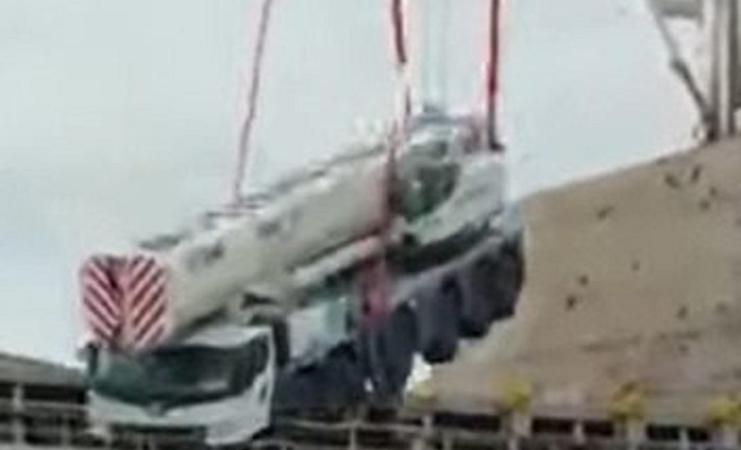 Vídeo: guindaste arrebenta e caminhão de 55 toneladas despenca em porto de SC