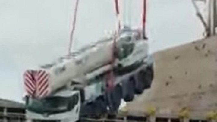 Vídeo: guindaste arrebenta e caminhão de 55 toneladas despenca em porto de SC