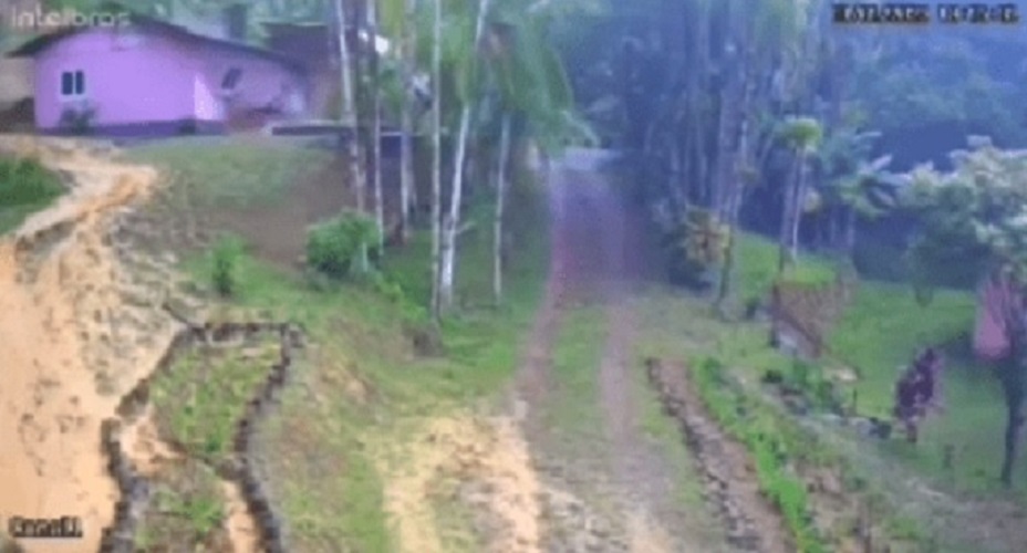 Vídeo impressionante: casa desmorona durante forte chuva em SC