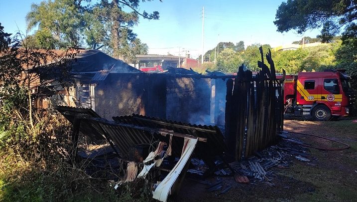 Vídeo: residência é totalmente destruída pelo fogo em Chapecó