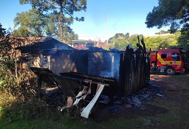 Vídeo: residência é totalmente destruída pelo fogo em Chapecó