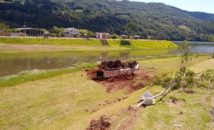 Vídeo: caminhão fica sem freios, sai da pista e tomba na ponte no Gôio-En