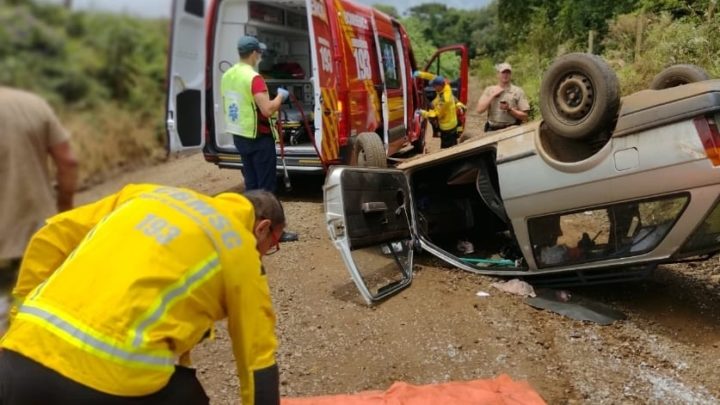 Carro capota e passageira fica presa às ferragens em SC