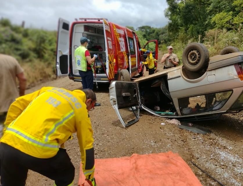 Carro capota e passageira fica presa às ferragens em SC