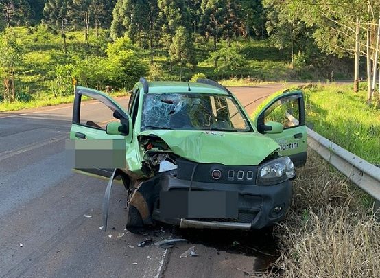 Vídeo: acidente entre carros deixa duas pessoas feridas na SC-160