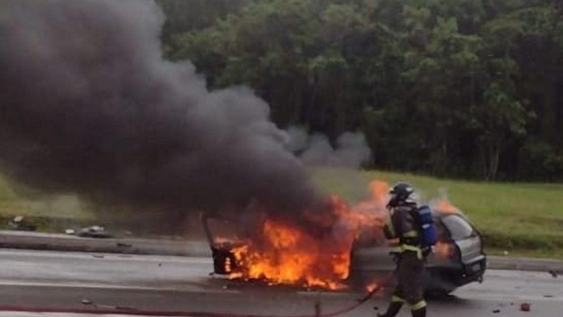 Imagens: motorista se choca contra poste e veículo pega fogo na SC 401