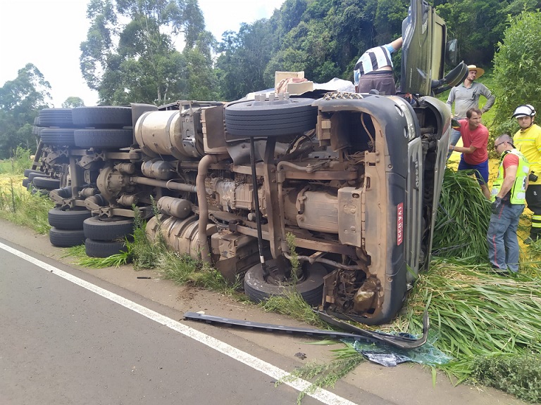 Carreta que transportava farelo de milho tomba e motorista fica preso às ferragens em SC