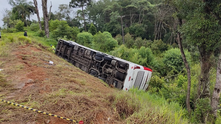 Ônibus catarinense tomba na BR-277, no Paraná, e deixa sete mortos