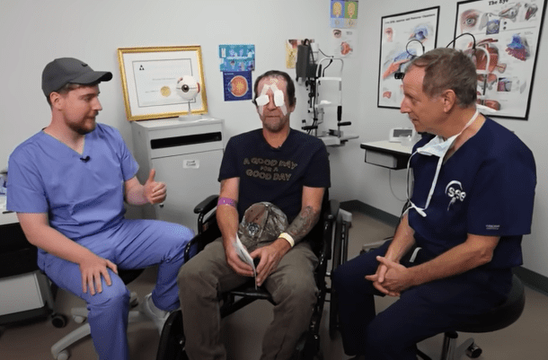 Youtuber paga cirurgia para mil pessoas cegas enxergarem e emociona a web