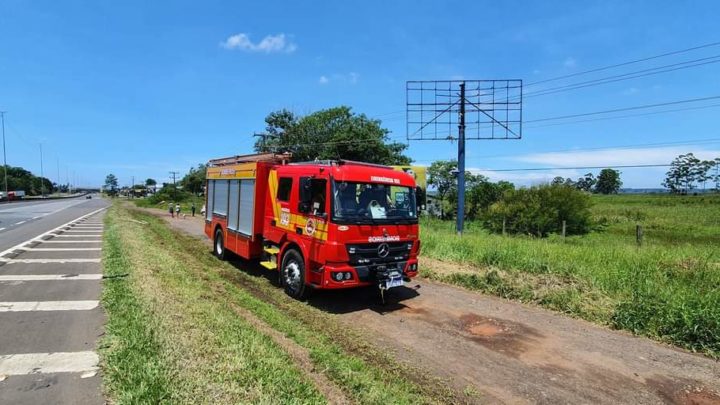 Após ser eletrocutado, homem fica suspenso em placa publicitária até a chegada do socorro