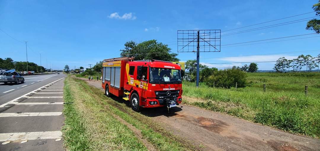 Após ser eletrocutado, homem fica suspenso em placa publicitária até a chegada do socorro