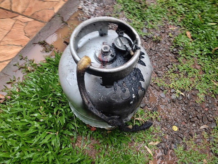 Botijão de gás com vazamento causa incêndio em residência no Oeste