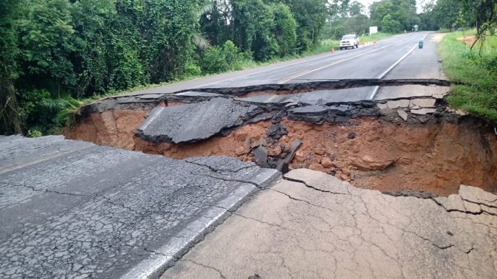 BR-470 é totalmente interditada após cratera se abrir em Indaial; veja desvios