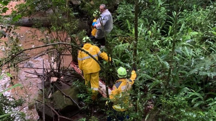 Vídeo: corpo é encontrado preso em galhos no Rio Xanxerê