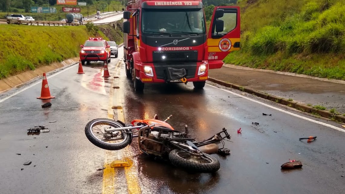 Motociclista sofre acidente fatal e fica preso embaixo de caminhão em Chapecó