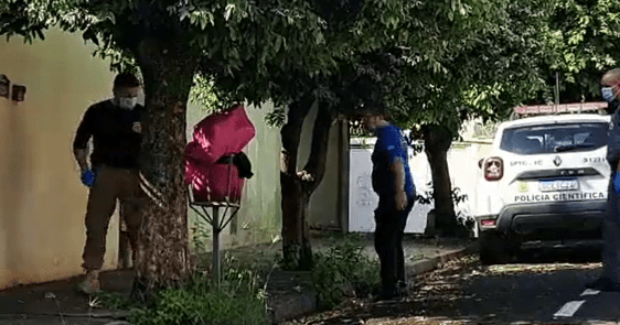 Vídeo: Polícia encontra corpo de mulher em lixeira de rua movimentada