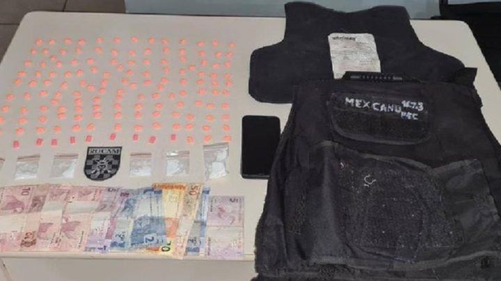 PM prende homem de 20 anos com ecstasy, cocaína e um colete balístico em Chapecó