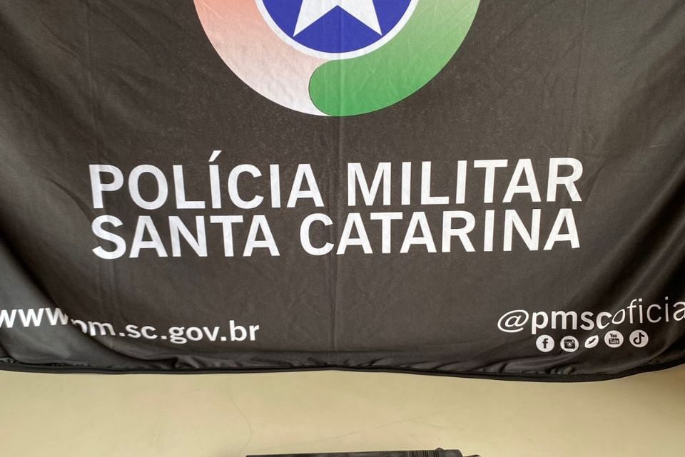 Homem é detido com arma de fogo e objetos suspeitos de furto em residência no bairro Líder