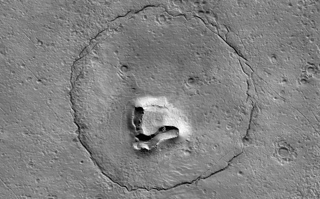 Nasa registra “rosto de urso” em Marte; entenda sobre a formação