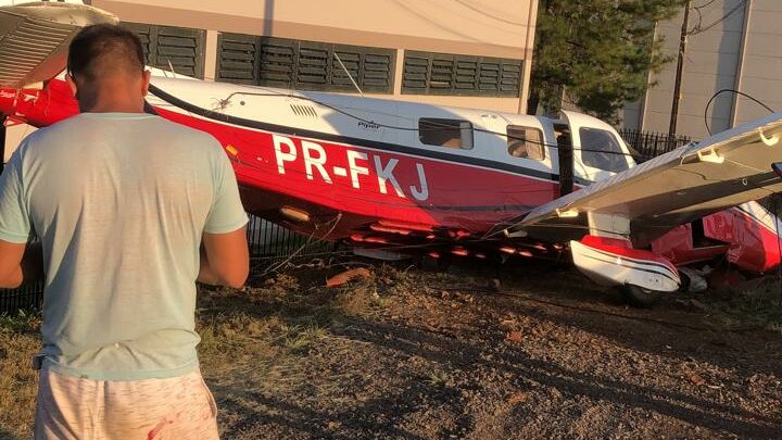 Vídeo: avião com quatro pessoas pega fogo após cair no RS