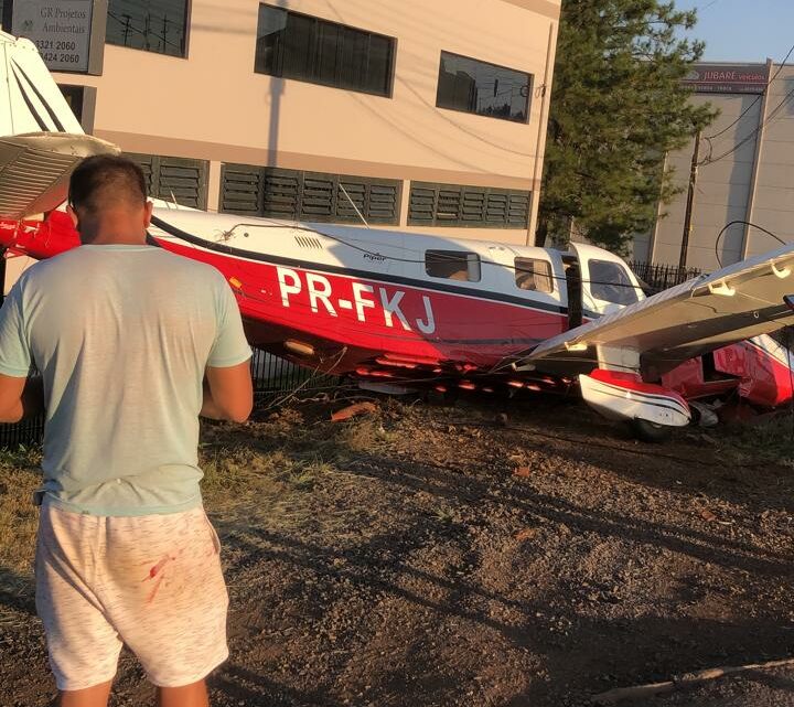 Vídeo: avião com quatro pessoas pega fogo após cair no RS