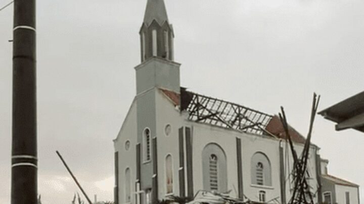 Tempestade causa estragos em São João do Itaperiú e microexplosão é confirmada