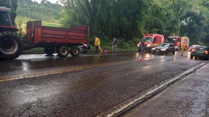 Motociclista morre ao se envolver em acidente com máquina agrícola na BR-282