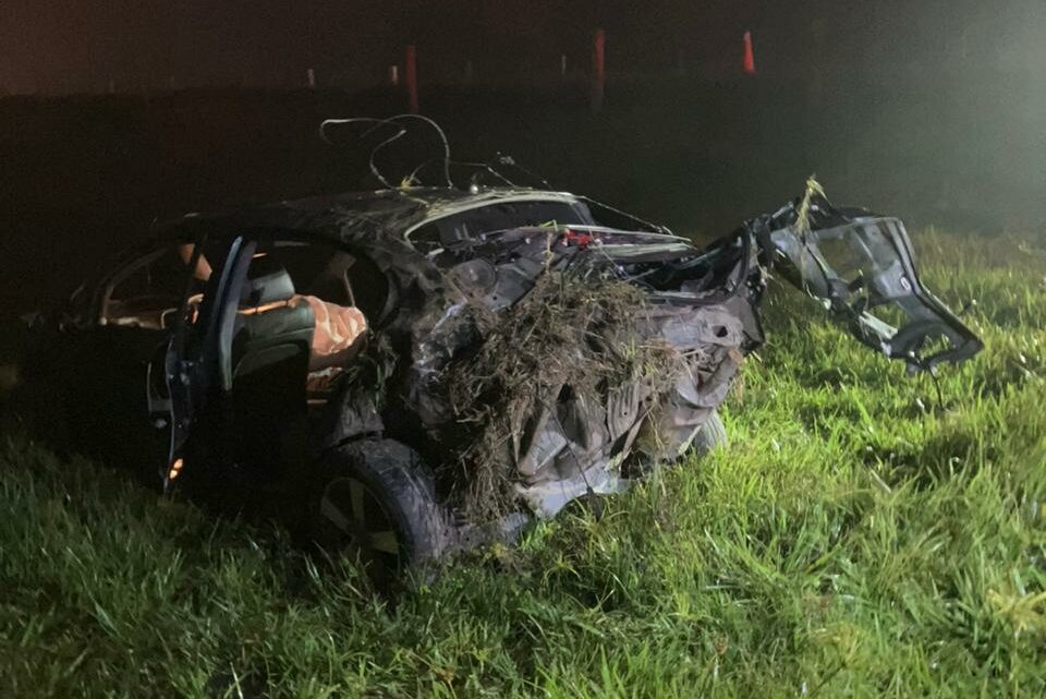 Homem morre e quatro pessoas ficam feridas após carro capotar em SC