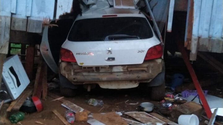 Motorista perde controle do carro e atinge casa em Quilombo