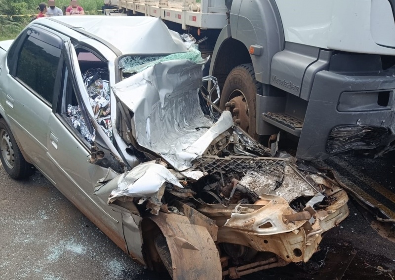 Jovem de 19 anos morre após grave colisão entre carro e caminhão na SC-453 em Tangará